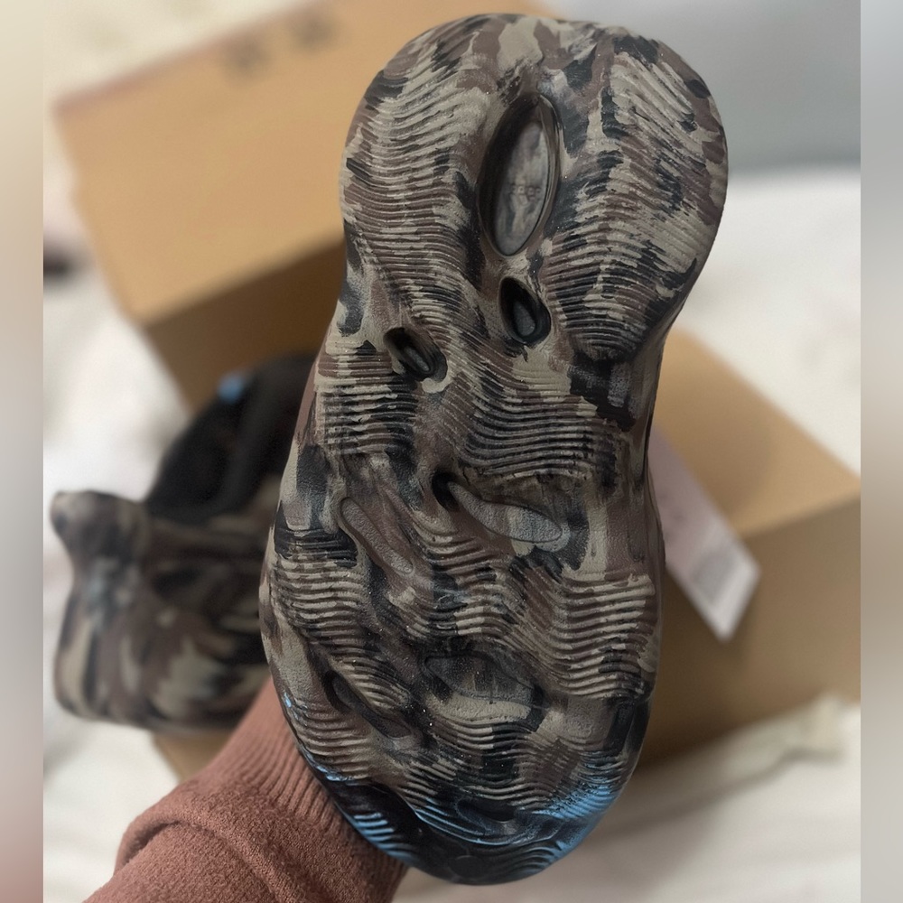 YEEZY FOAM RUNNER 'MX CINDER' - Picture 4 of 5